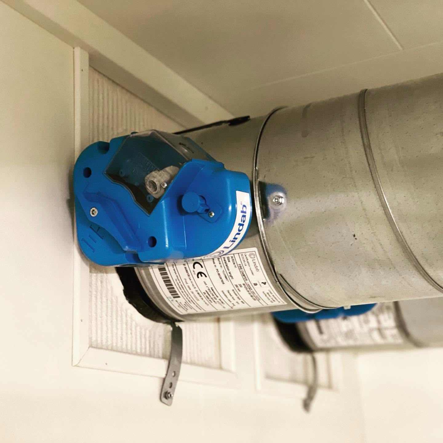 Aktuator for brannspjeld montert på ventilasjonskanal