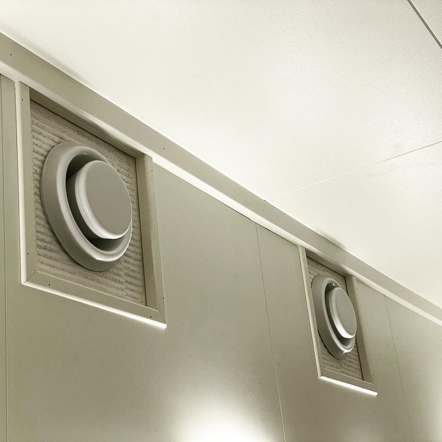To branndempere montert i ventilasjonskanal