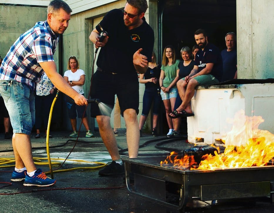 Praktisk demonstrasjon av brannslokking med håndslokker